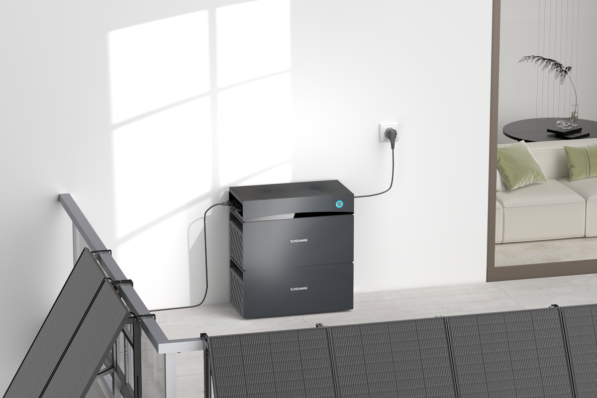 Glory Balkonspeicher an der Steckdose, daneben die Solarmodule am Geländer