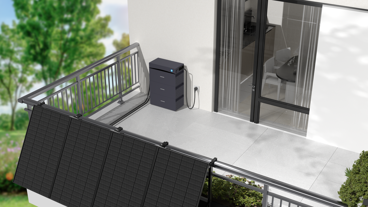 Glory Balkonspeicher mit Hybrid-Wechselrichter und zwei Speichermodulen auf einem Balkon, Solarmodule am Geländer