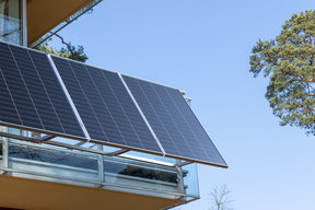 Ray Lite 200 W Solarmodule an einem Glasbalkon