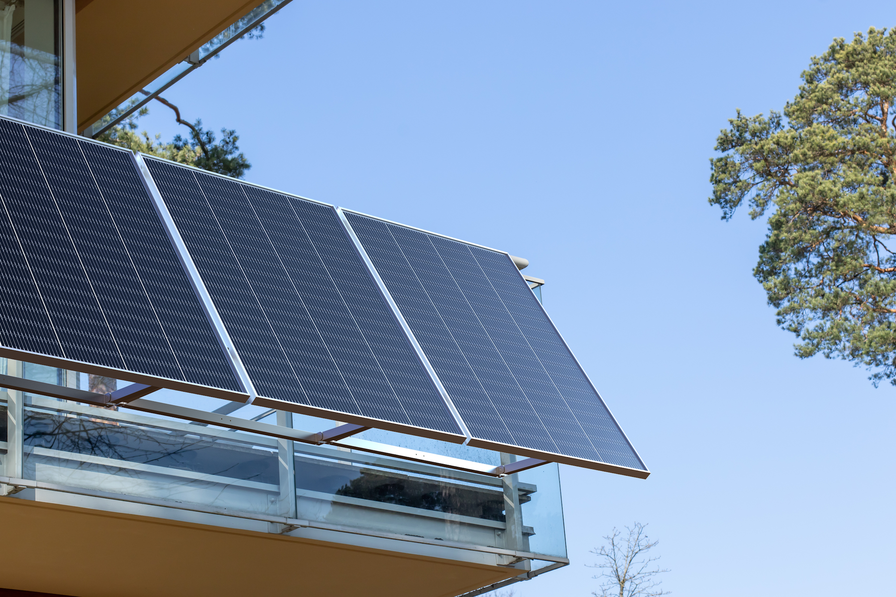 Ray Lite 800 W Balkonkraftwerk an einem Glasbalkon